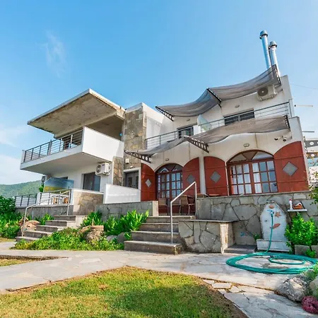 Stone House & 斯塔夫罗斯
